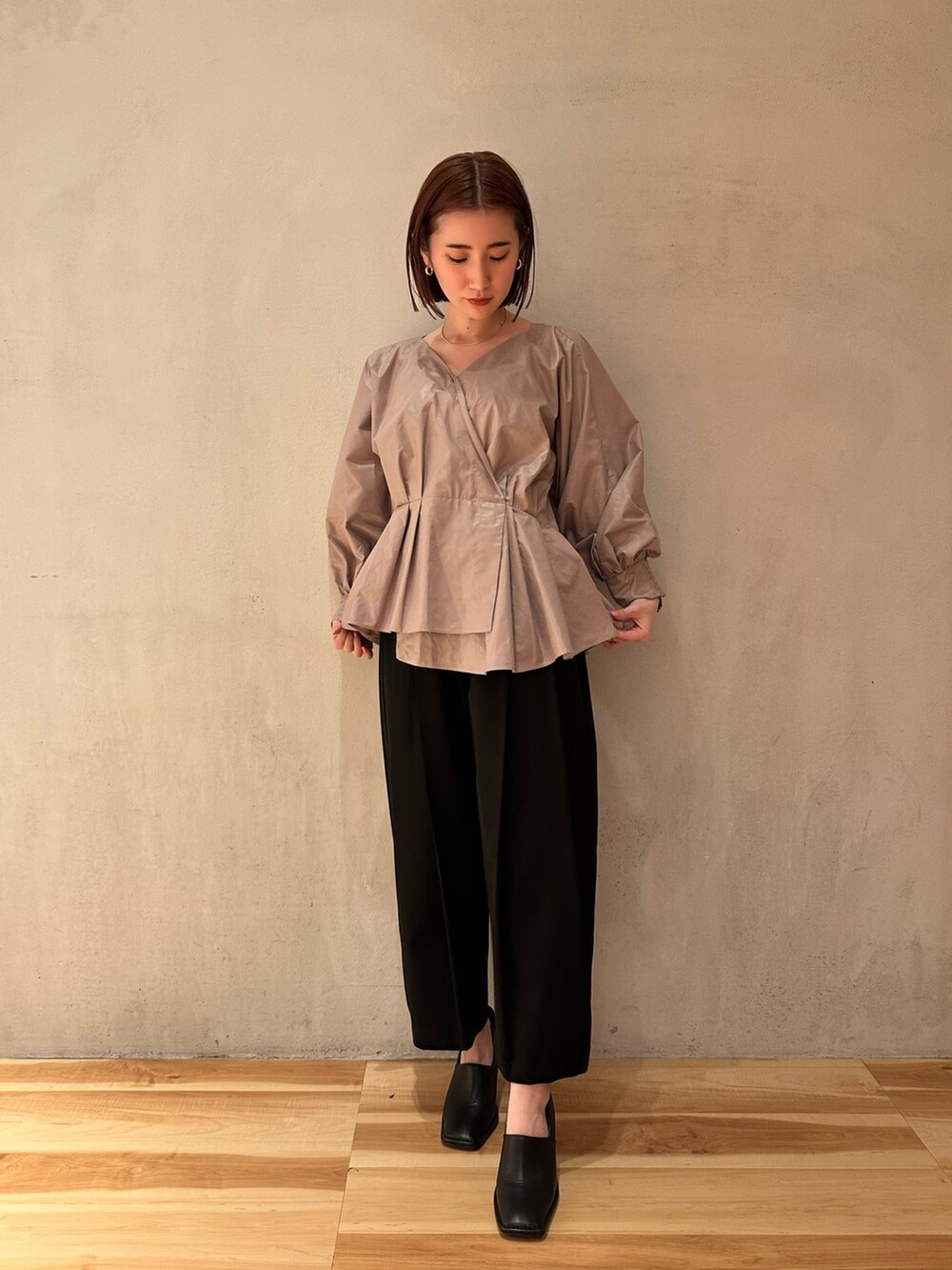 ベージュ系のシャツ/ブラウス、ブラック系のその他パンツ、ブラック系のパンプスを着用したレディースの春コーディネートの2枚目の写真