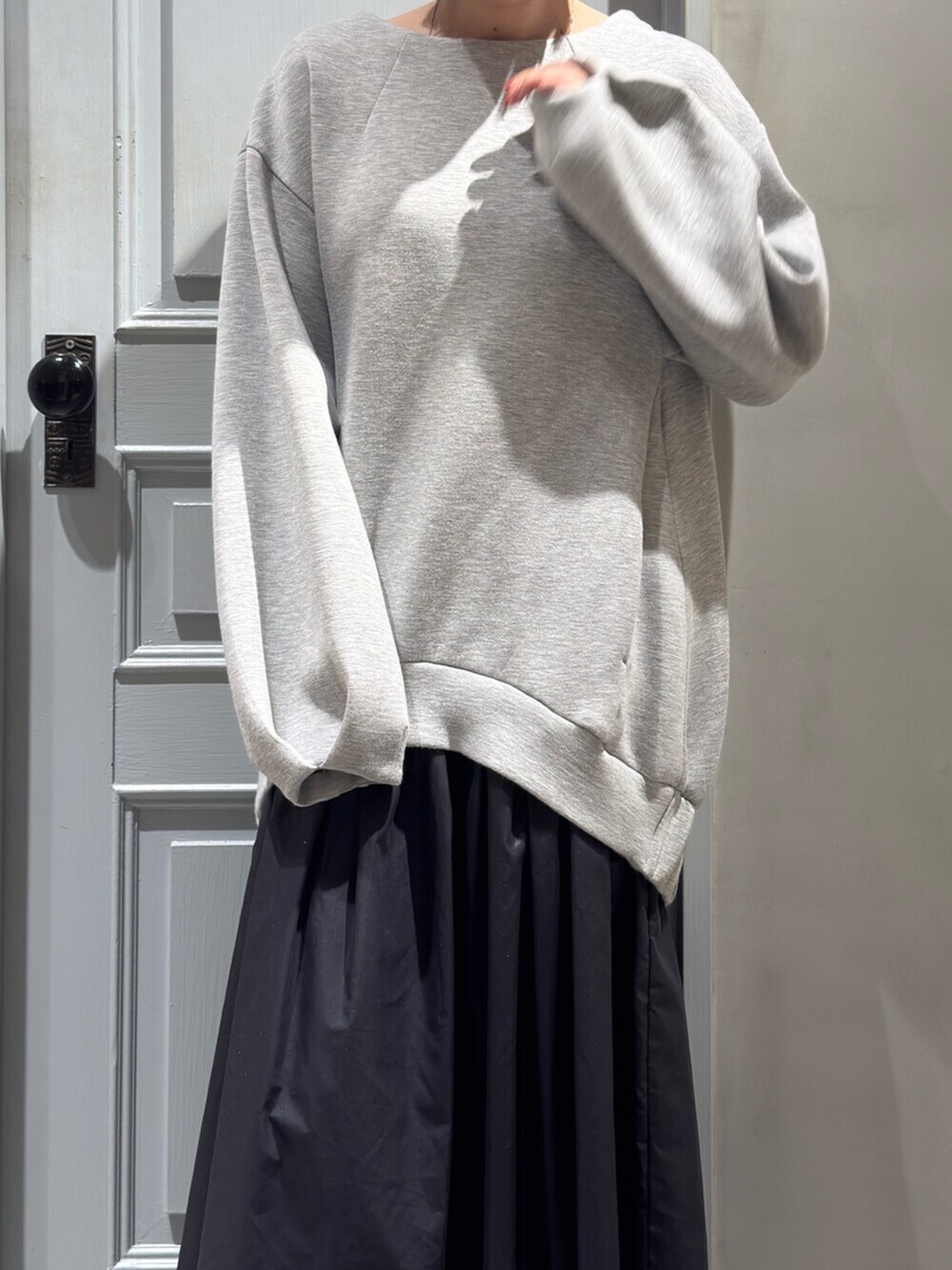 ブラック系のブーツ、グレー系のワンピースを着用したレディースの秋コーディネートの5枚目の写真