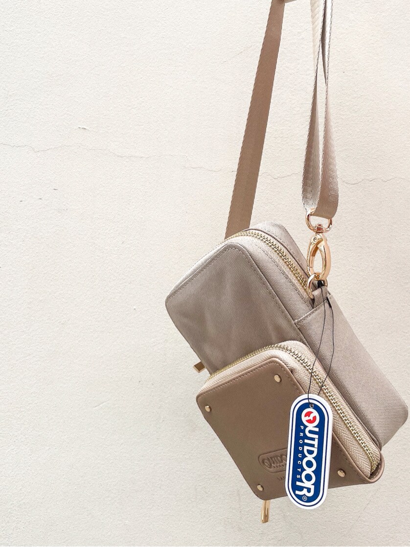 グリーン系のサンダル、ホワイト系のワンピースを着用したレディースの夏コーディネートの7枚目の写真