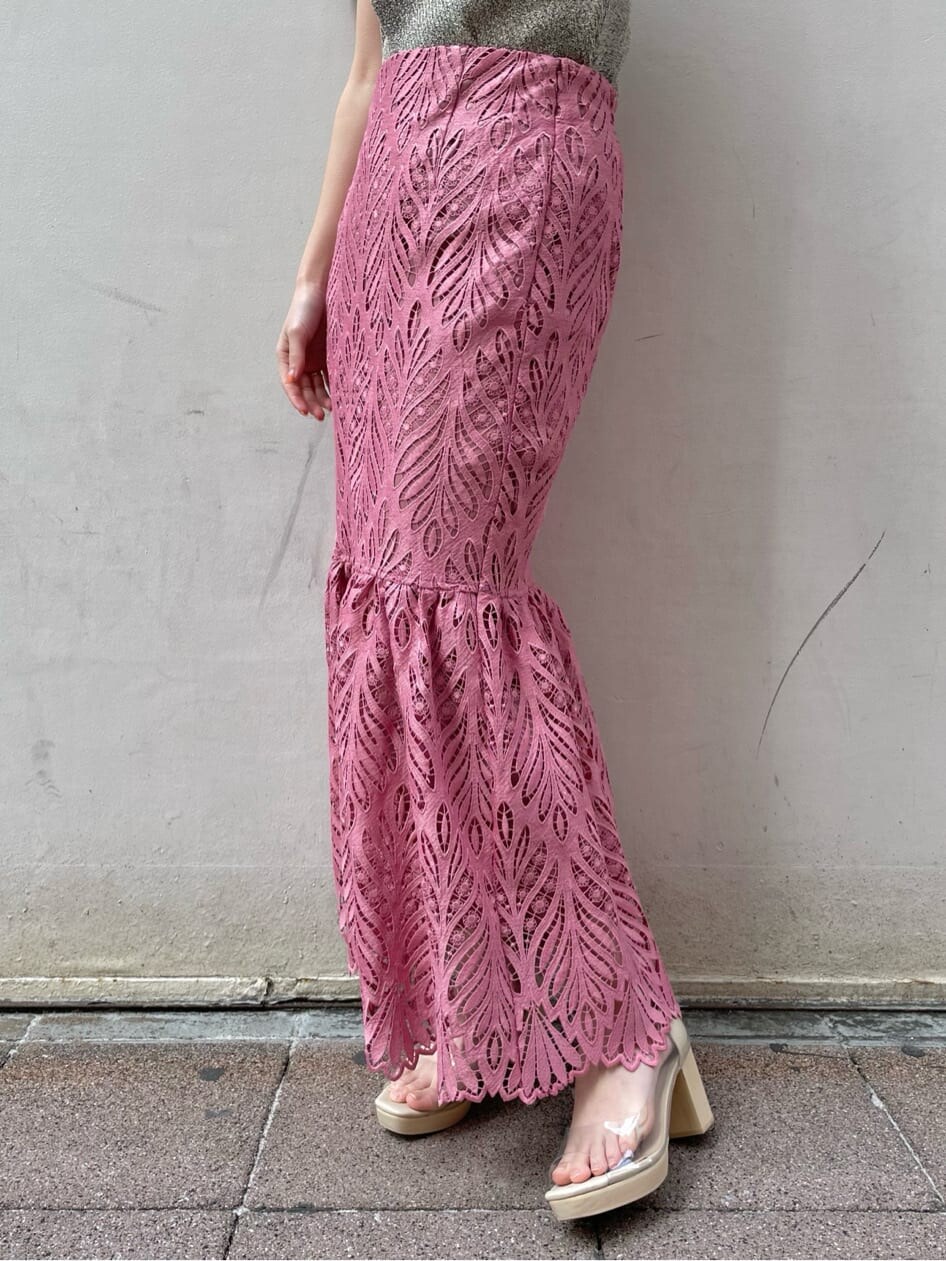 ベージュ系のテーラードジャケット、ピンク系のスカート、その他のパンプスを着用したレディースの春コーディネートの8枚目の写真