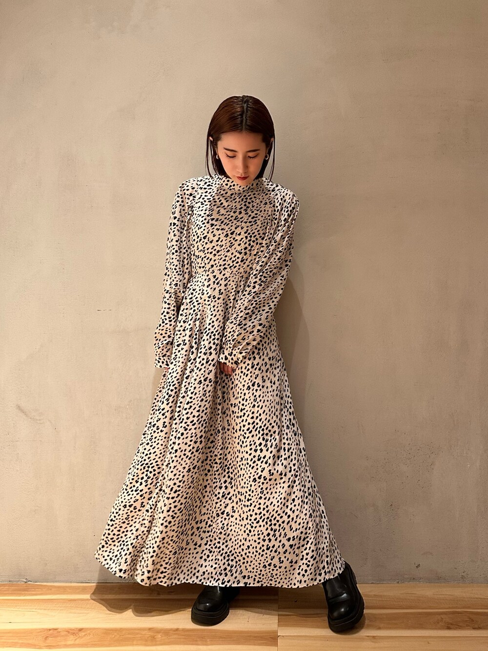 ベージュ系のブルゾン、その他のワンピースを着用したレディースの春コーディネートの5枚目の写真