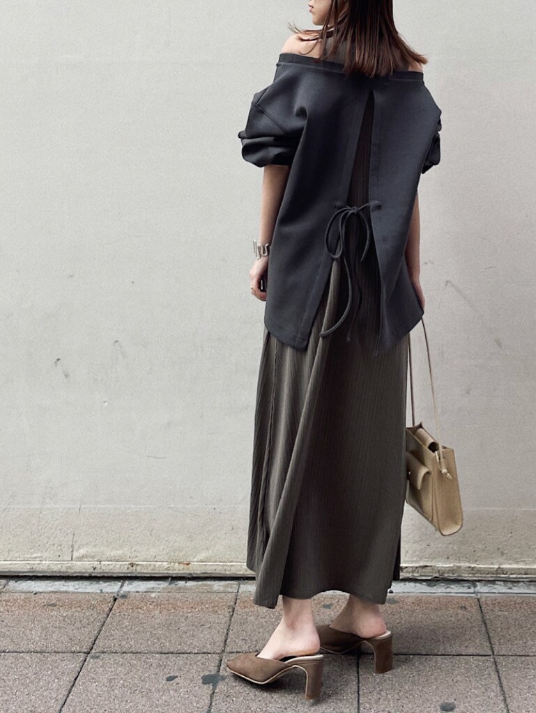 グレー系のワンピース、ベージュ系のサンダル、その他のパンプスを着用したレディースの冬コーディネートの4枚目の写真