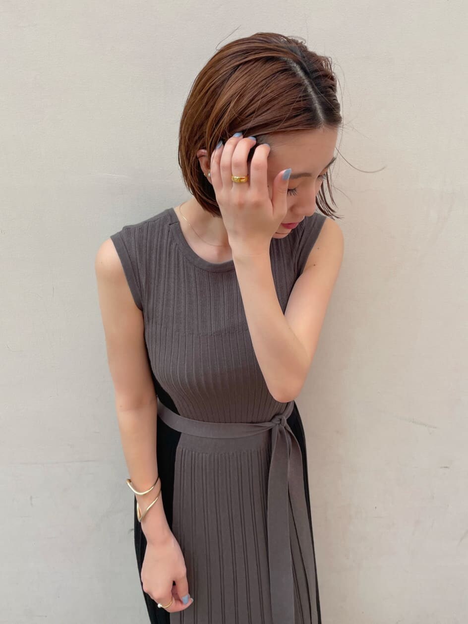 ブラック系のその他シューズ、グレー系のワンピースを着用したレディースの夏コーディネートの6枚目の写真