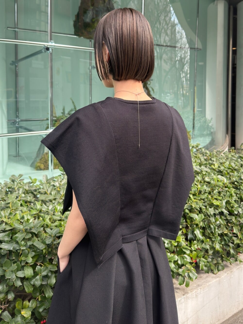 ブラック系のワンピースを着用したレディースの春コーディネートの6枚目の写真