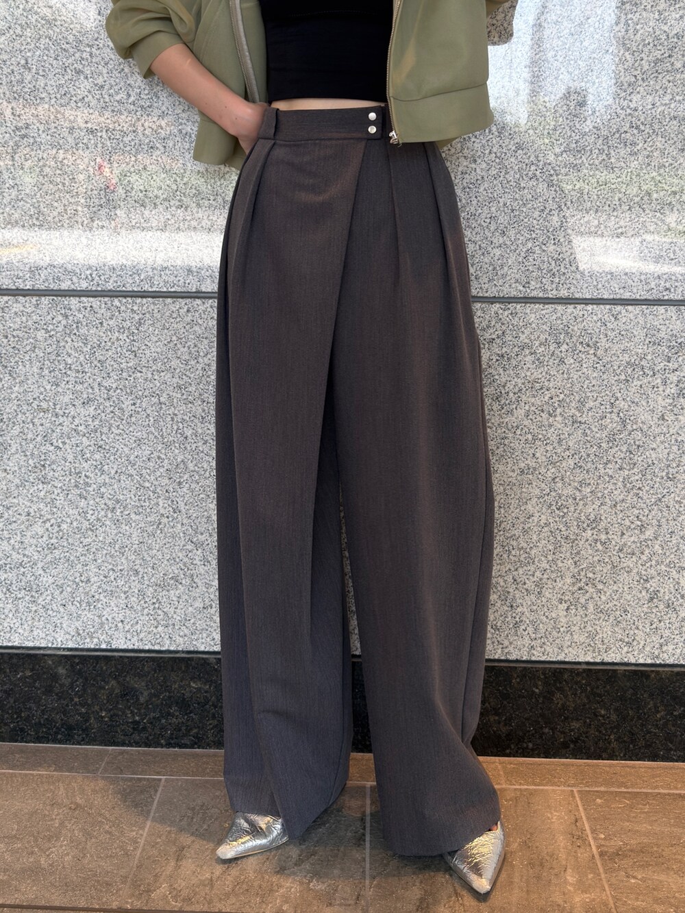 グリーン系のブルゾン、グレー系のその他パンツ、シルバー系のパンプスを着用したレディースの夏コーディネートの8枚目の写真