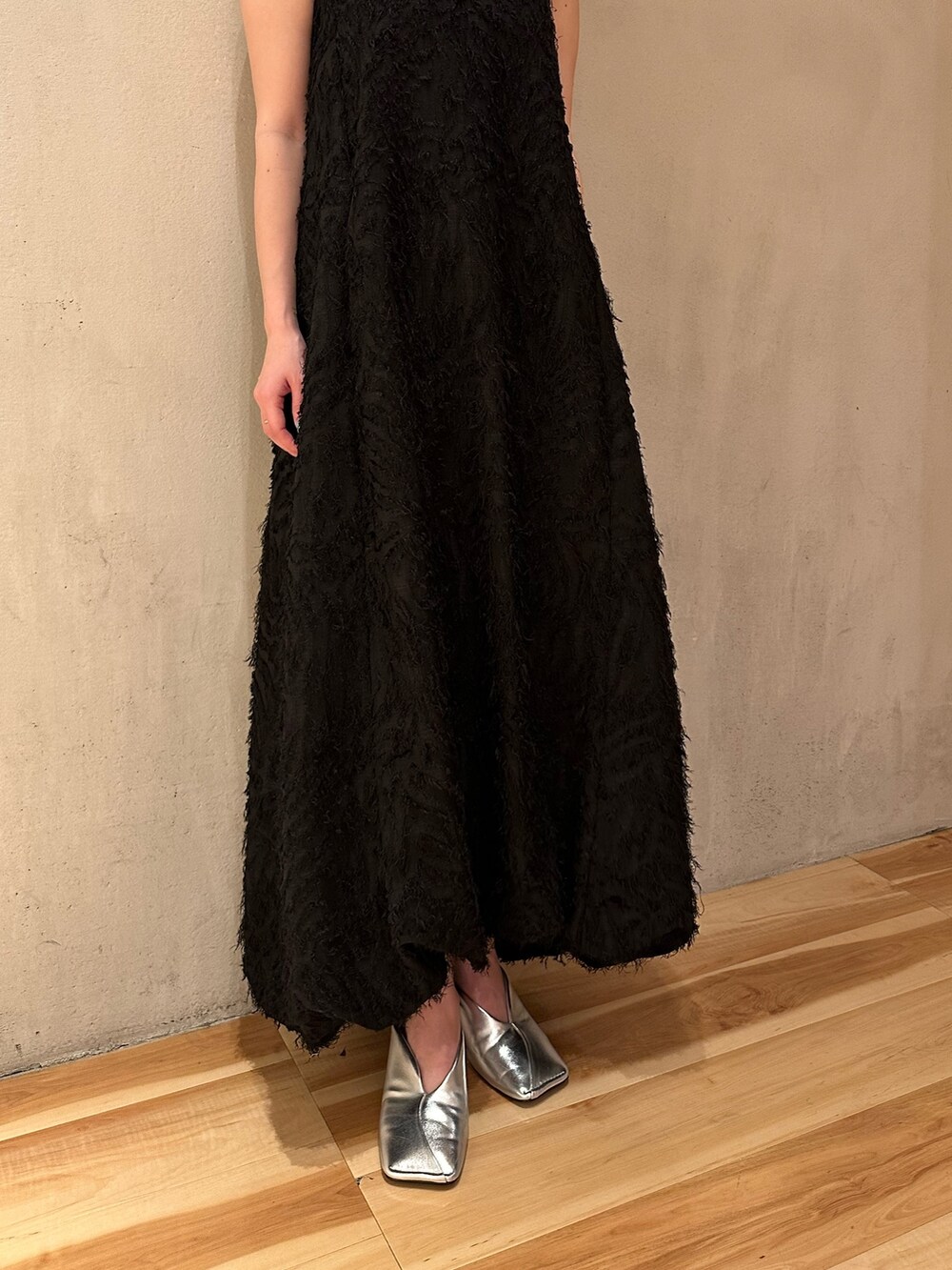 ブラック系のキャミソール、その他のサンダル、シルバー系のパンプスを着用したレディースの春コーディネートの3枚目の写真