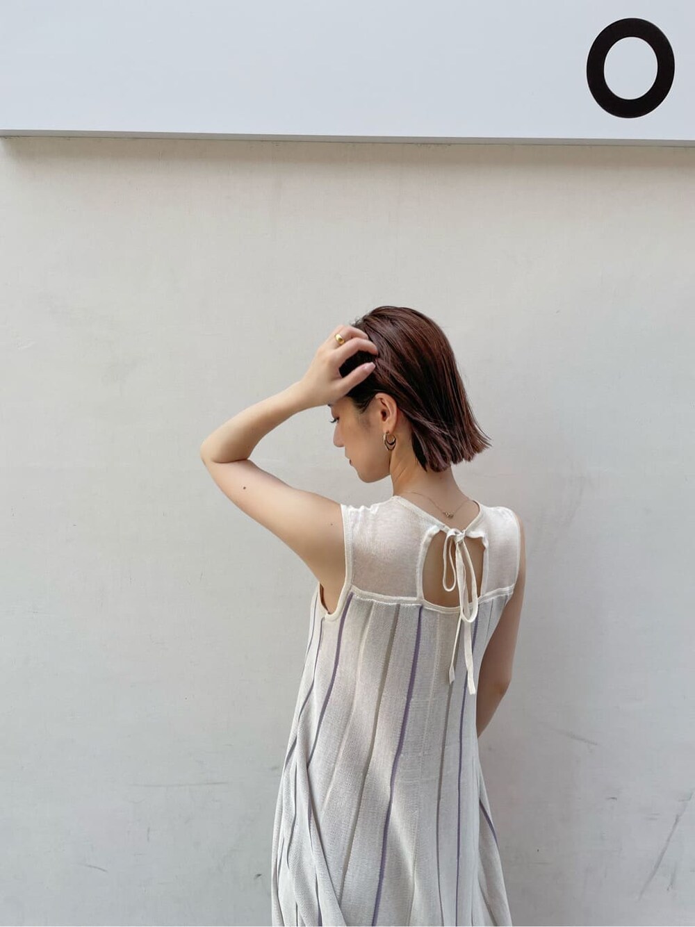 パープル系のワンピース、ピンク系のシャツ/ブラウスを着用したレディースの夏コーディネートの7枚目の写真