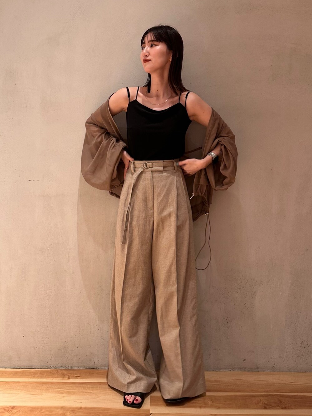 ベージュ系のその他パンツ、ベージュ系のノーカラージャケット、ブラック系のキャミソールを着用したレディースの春コーディネートの2枚目の写真