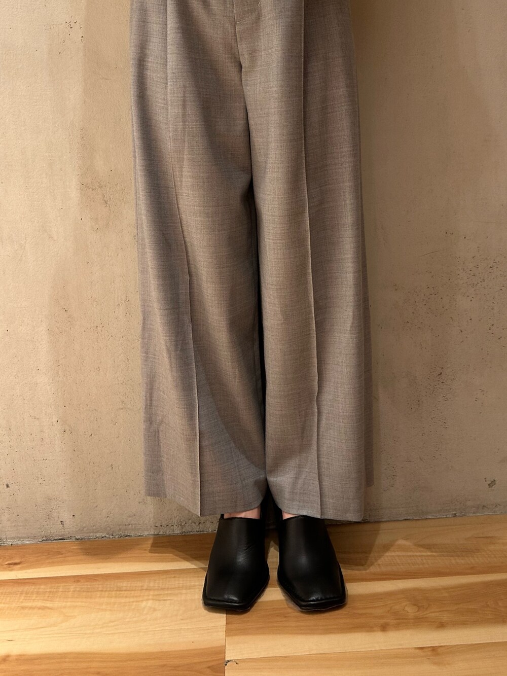 ホワイト系のニット/セーター、グレー系のその他パンツ、ブラック系のブーティを着用したレディースの秋コーディネートの6枚目の写真