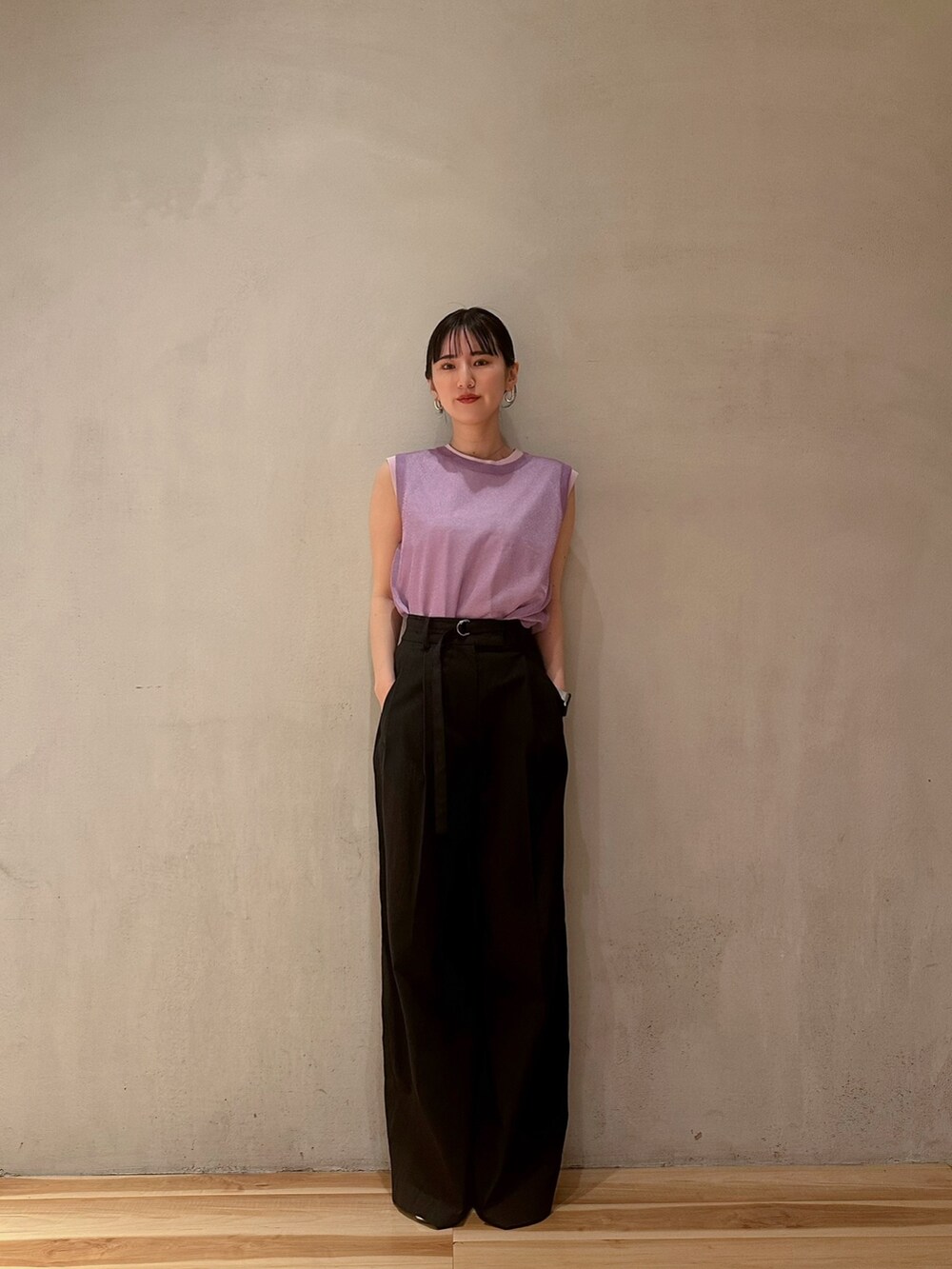 シルバー系のパンプス、パープル系のタンクトップ、パープル系のカーディガン/ボレロを着用したレディースの冬コーディネートの3枚目の写真