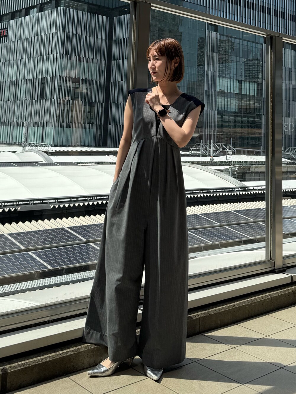 グレー系のつなぎ/オールインワン、シルバー系のサンダルを着用したレディースの夏コーディネートの2枚目の写真