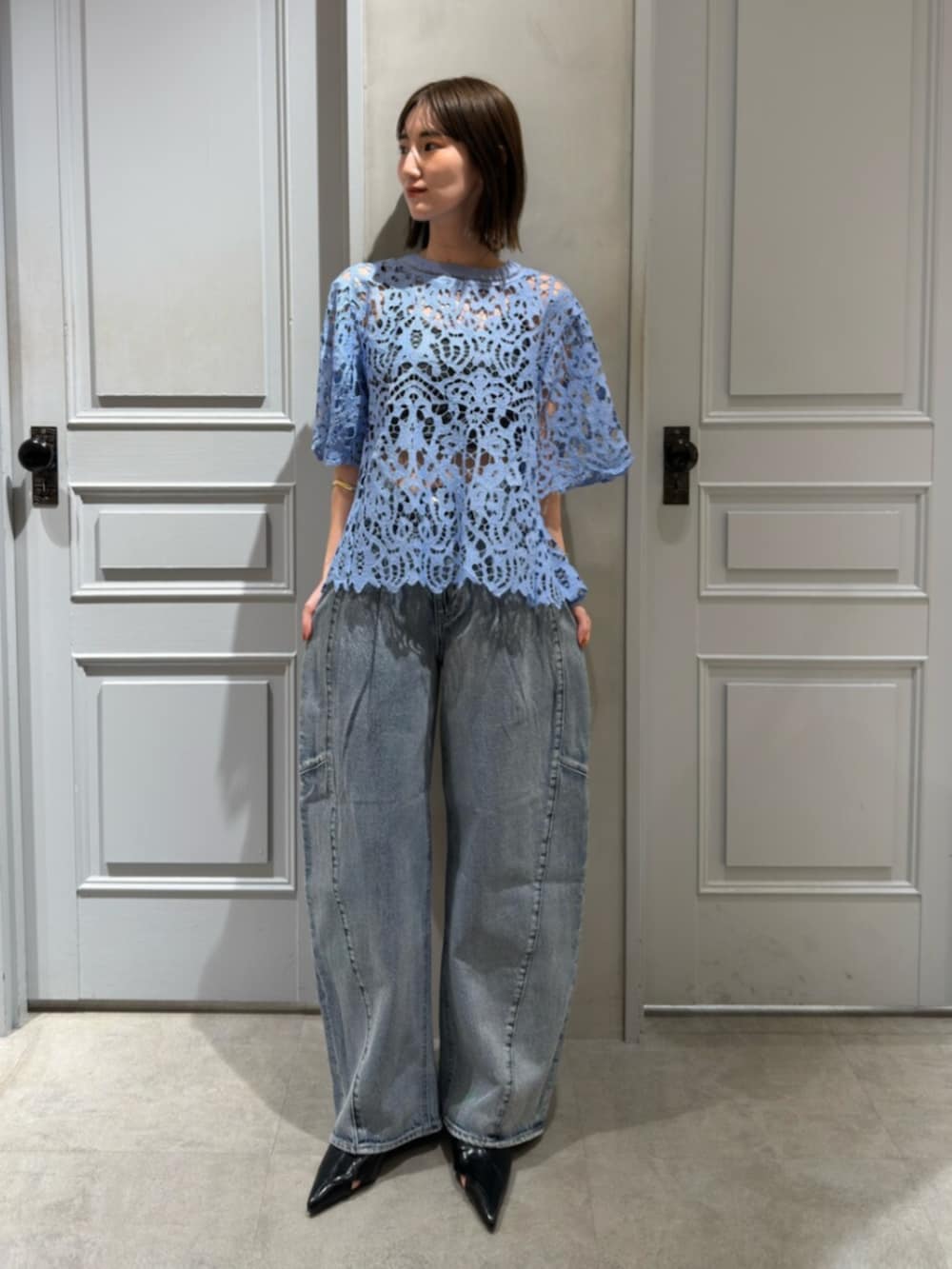 ブルー系のデニムパンツ、ブルー系のシャツ/ブラウスを着用したレディースの夏コーディネートの2枚目の写真