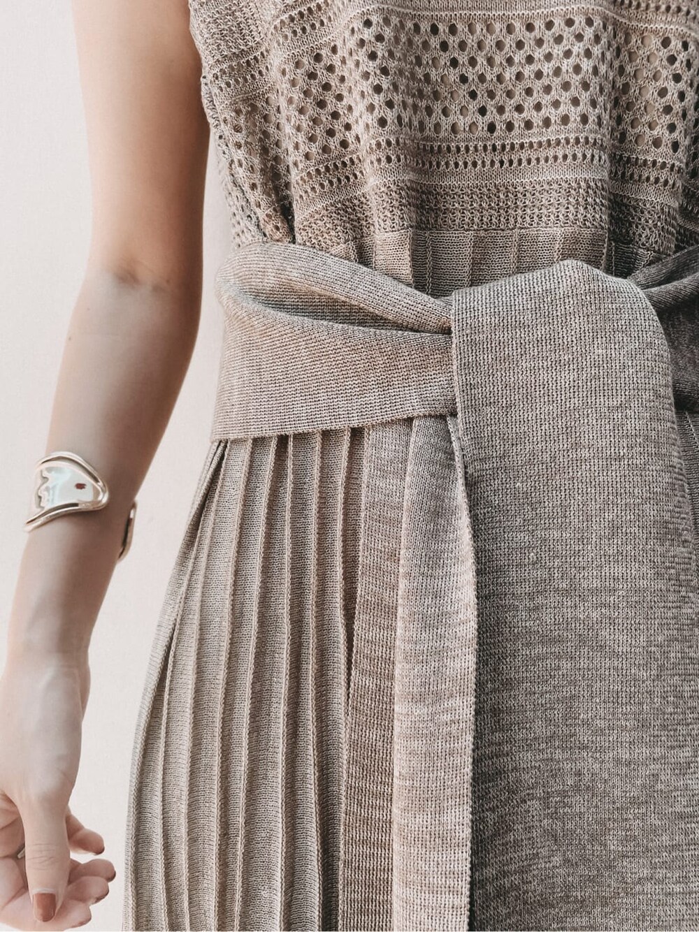 ブラウン系のカーディガン/ボレロ、ベージュ系のワンピース、イエロー系のスリッポンを着用したレディースの夏コーディネートの4枚目の写真