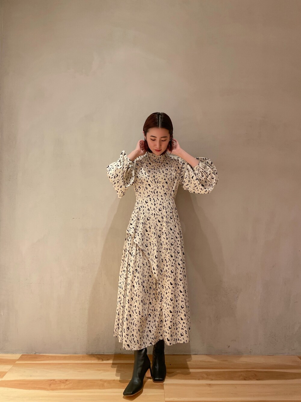 ブラック系のハンドバッグ、その他のワンピース、パープル系のストール/ショールを着用したレディースの冬コーディネートの5枚目の写真