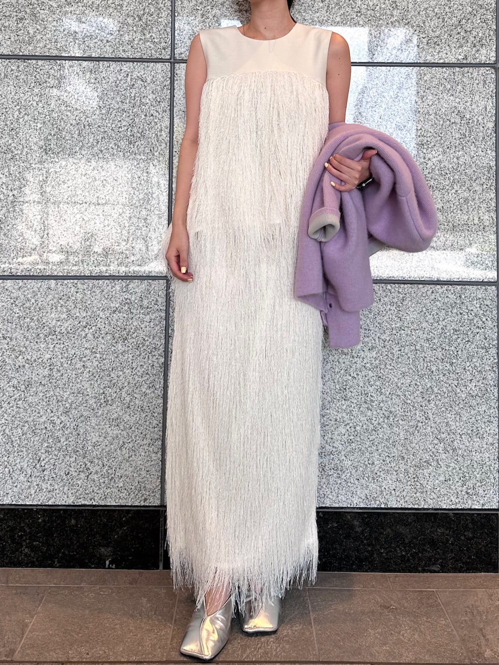 ホワイト系のその他トップス、ホワイト系のスカート、シルバー系のパンプスを着用したレディースの夏コーディネートの3枚目の写真