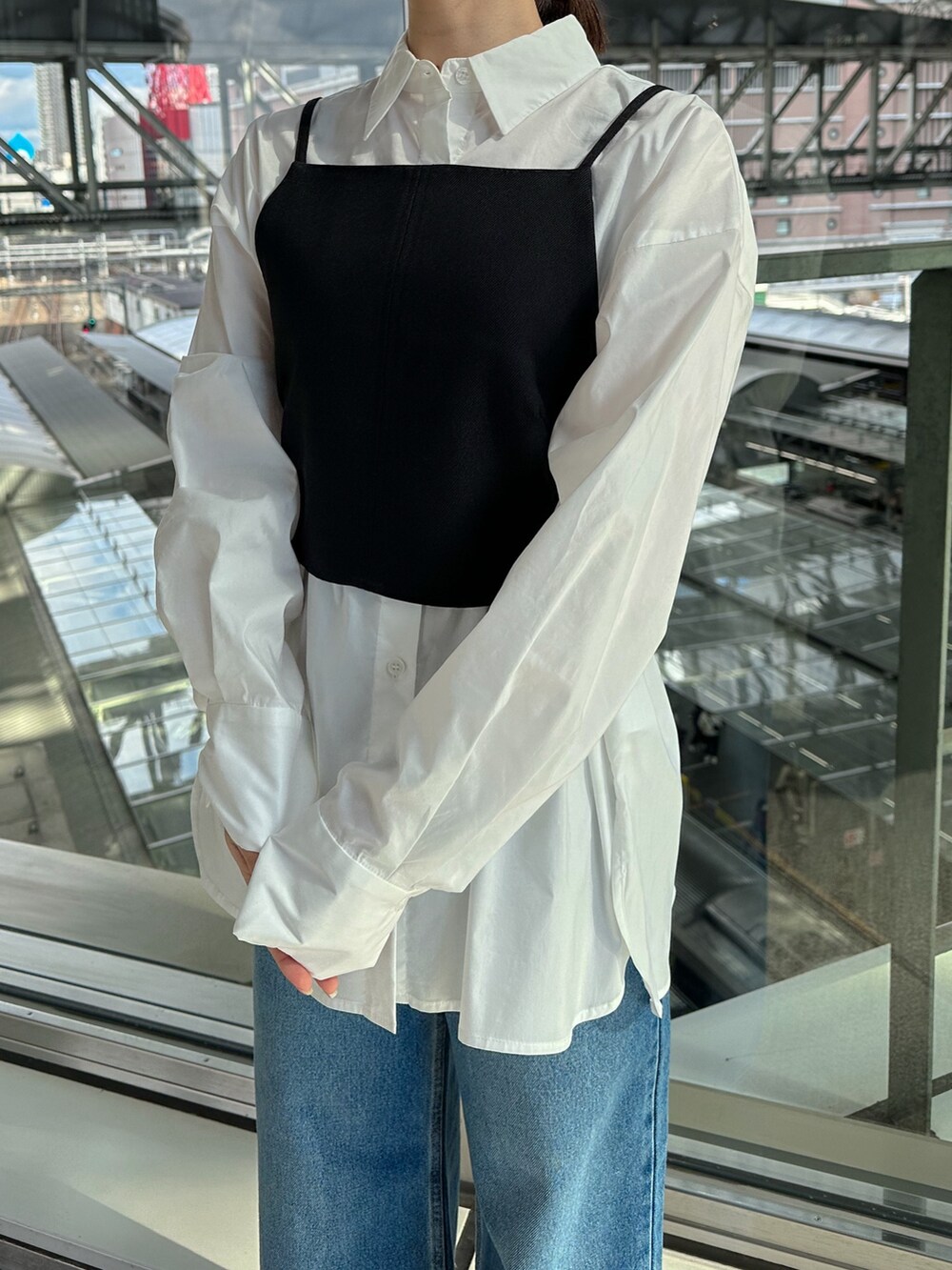 ブルー系のデニムジャケット、ブルー系のデニムパンツ、シルバー系のパンプスを着用したレディースの冬コーディネートの8枚目の写真