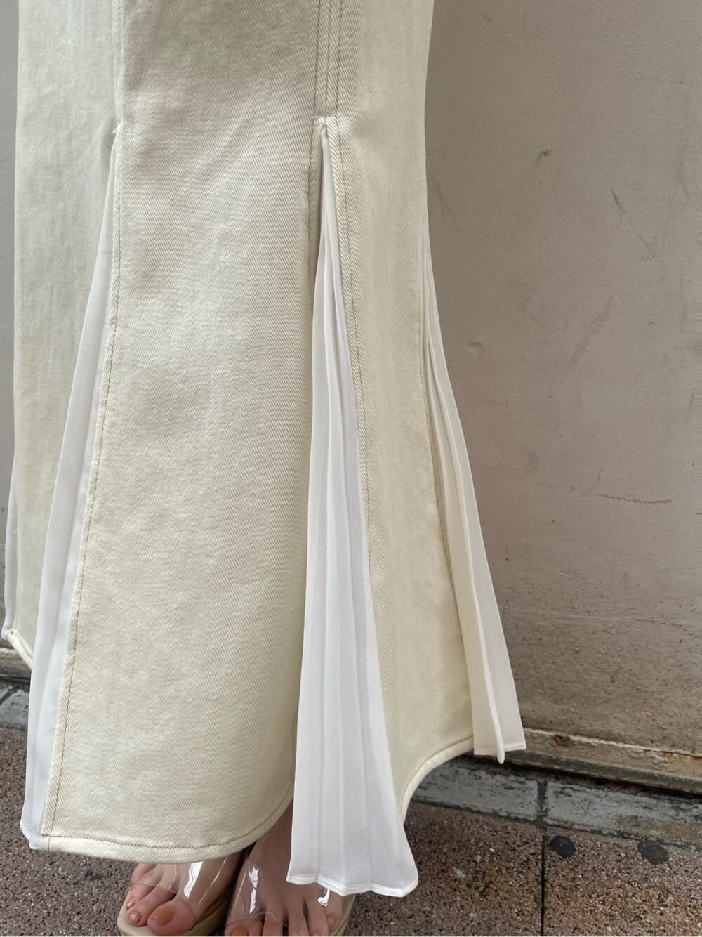 ベージュ系のワンピース、ブラック系のスカート、その他のパンプスを着用したレディースの夏コーディネートの10枚目の写真