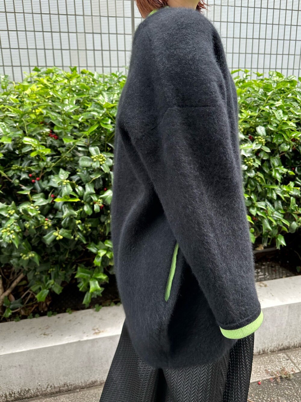 ブラック系のノーカラージャケット、ブラック系のスカート、ブラック系のパンプスを着用したレディースの夏コーディネートの6枚目の写真