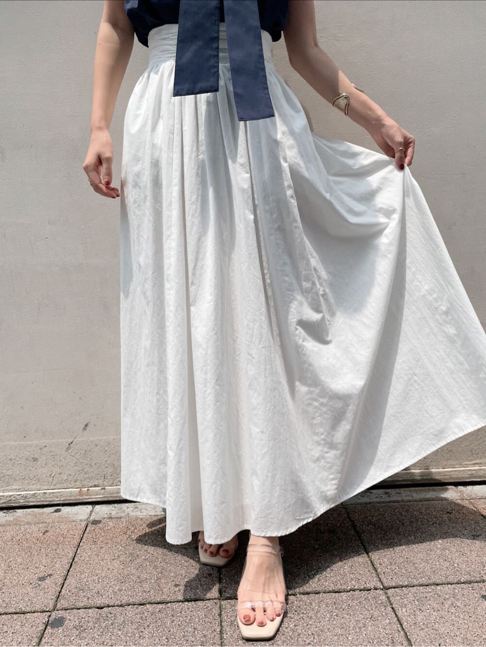 その他のその他シューズ、ブルー系のシャツ/ブラウス、ホワイト系のスカートを着用したレディースの夏コーディネートの8枚目の写真