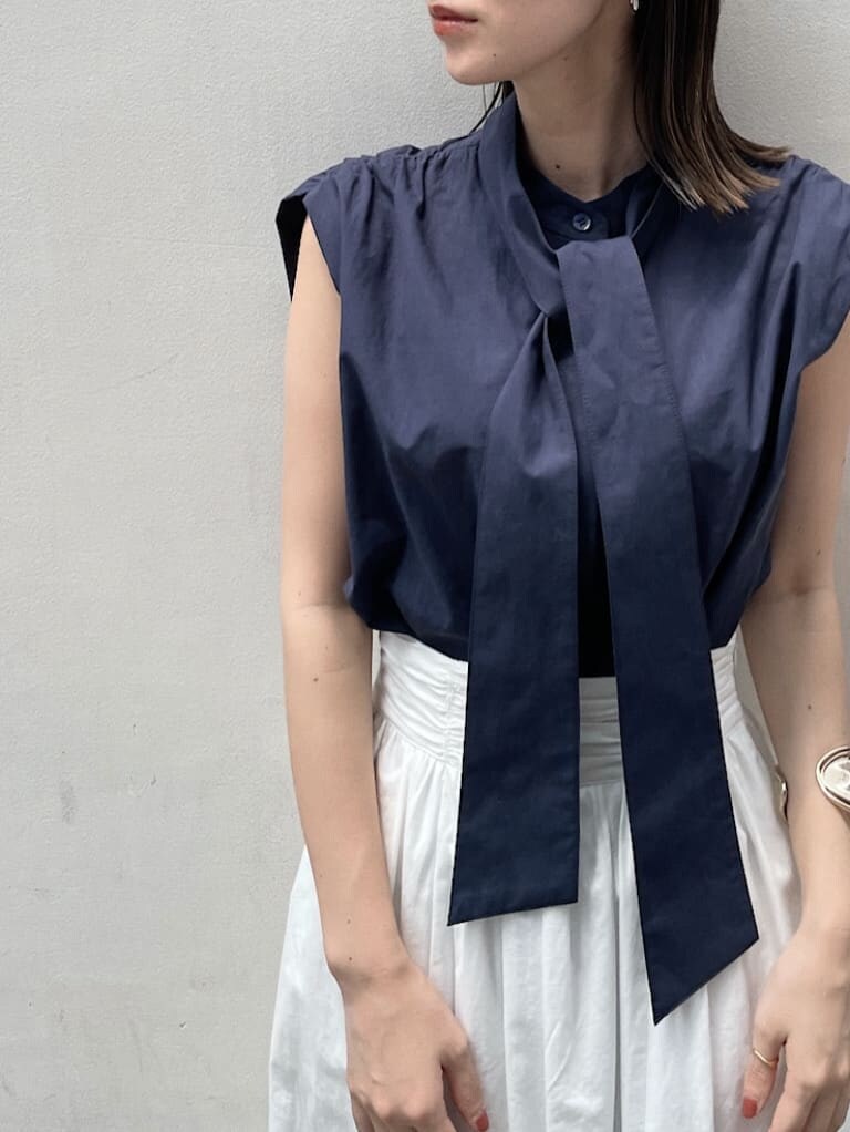 その他のその他シューズ、ブルー系のシャツ/ブラウス、ホワイト系のスカートを着用したレディースの夏コーディネートの4枚目の写真