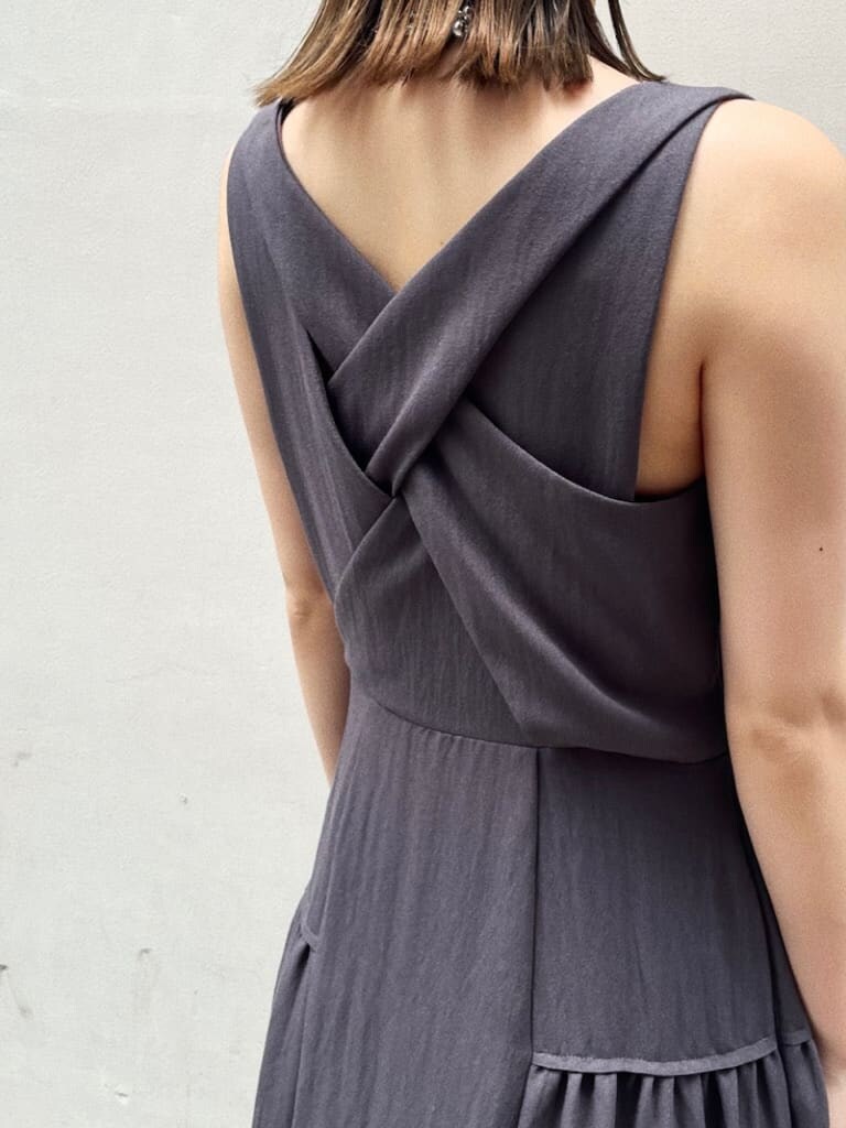 ブラック系のその他シューズ、グレー系のワンピース、シルバー系のネックレスを着用したレディースの夏コーディネートの4枚目の写真