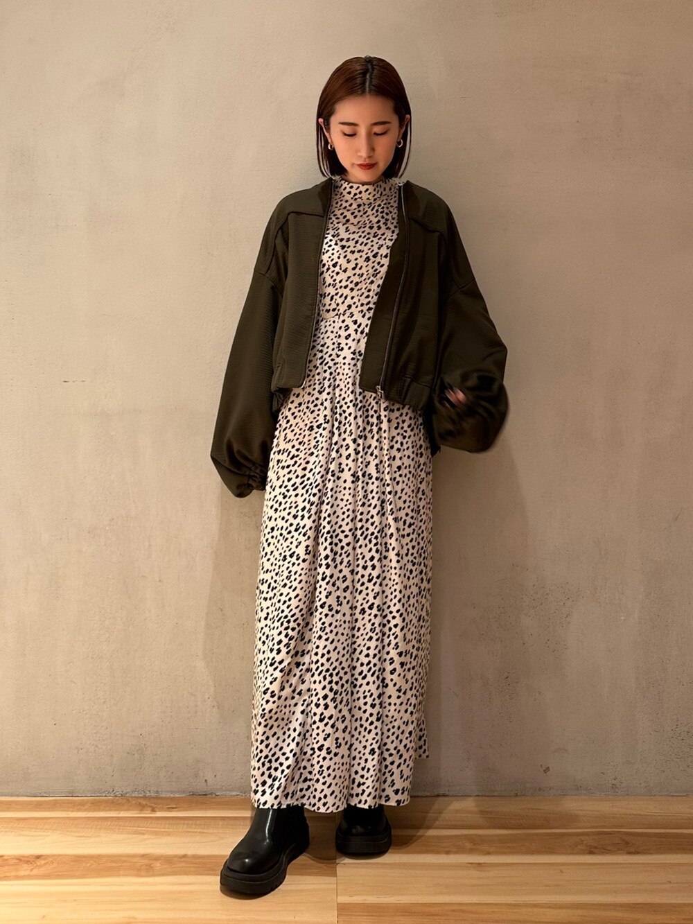 ベージュ系のブルゾン、その他のワンピースを着用したレディースの春コーディネートの4枚目の写真