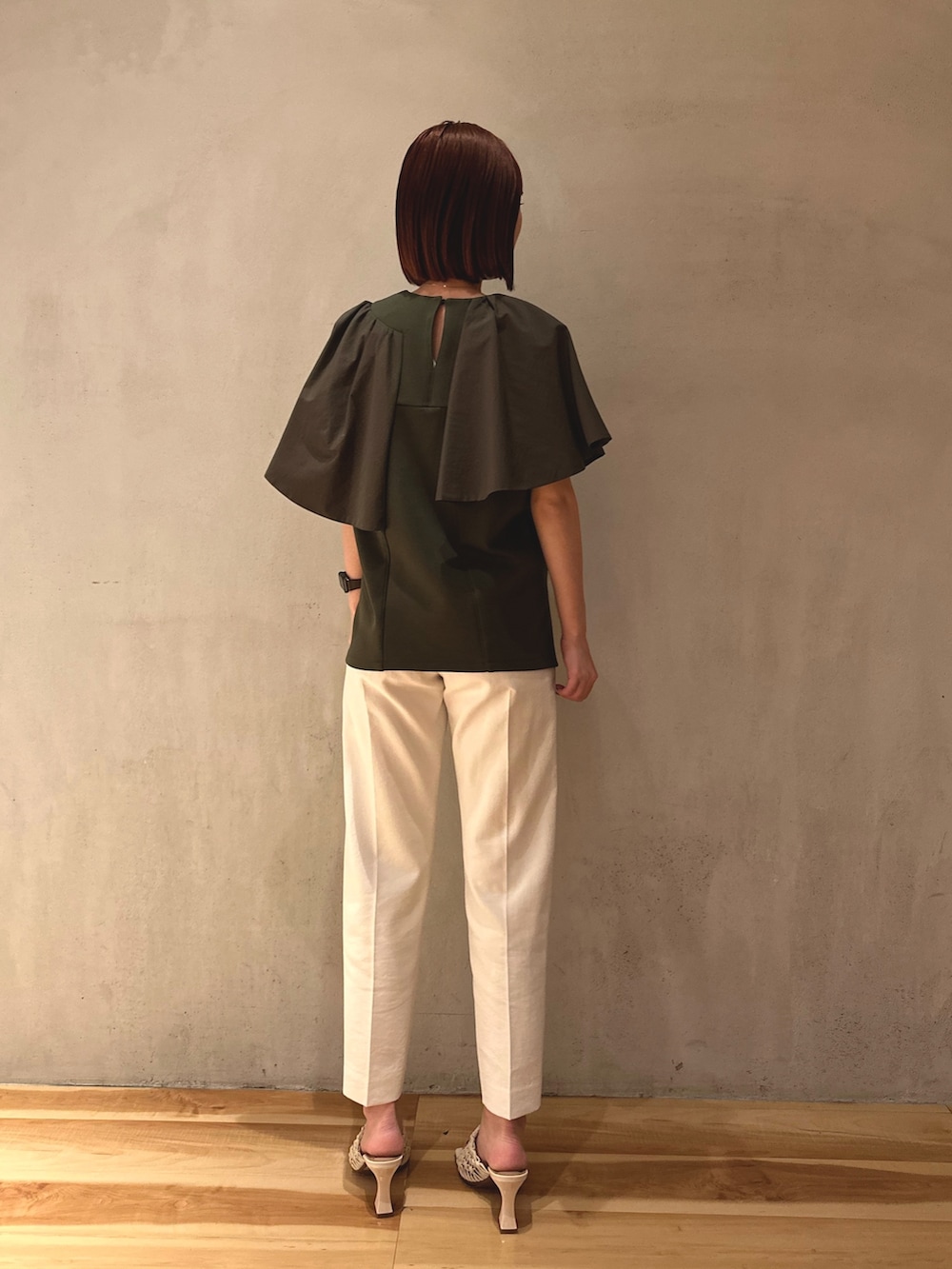 グリーン系のTシャツ/カットソー、ホワイト系のサンダル、ホワイト系のその他パンツを着用したレディースの春コーディネートの3枚目の写真