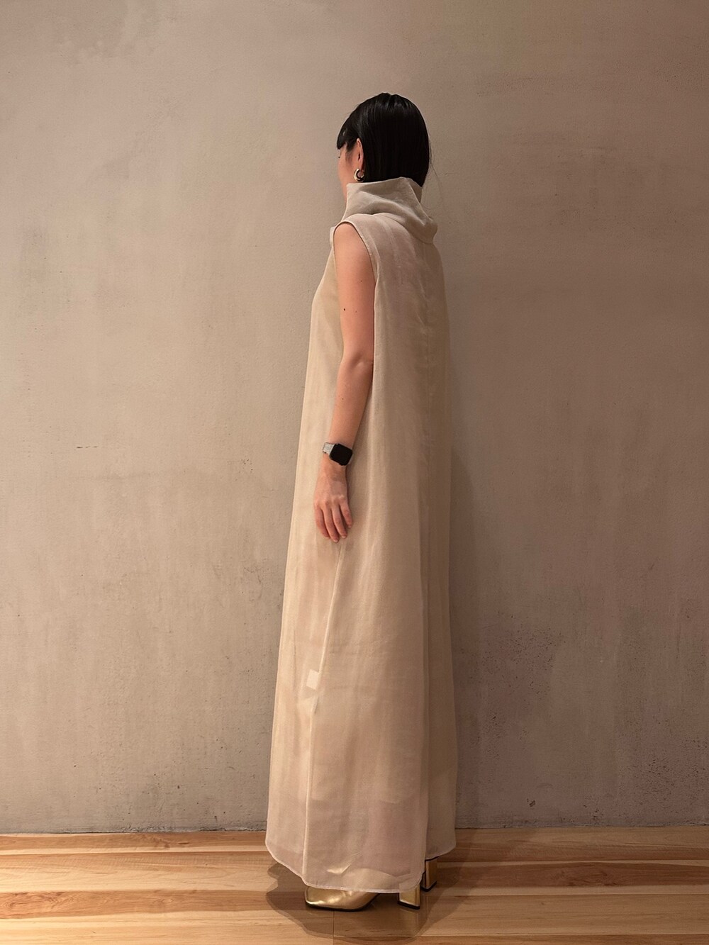 ベージュ系のワンピース、ゴールド系のパンプスを着用したレディースの夏コーディネートの7枚目の写真