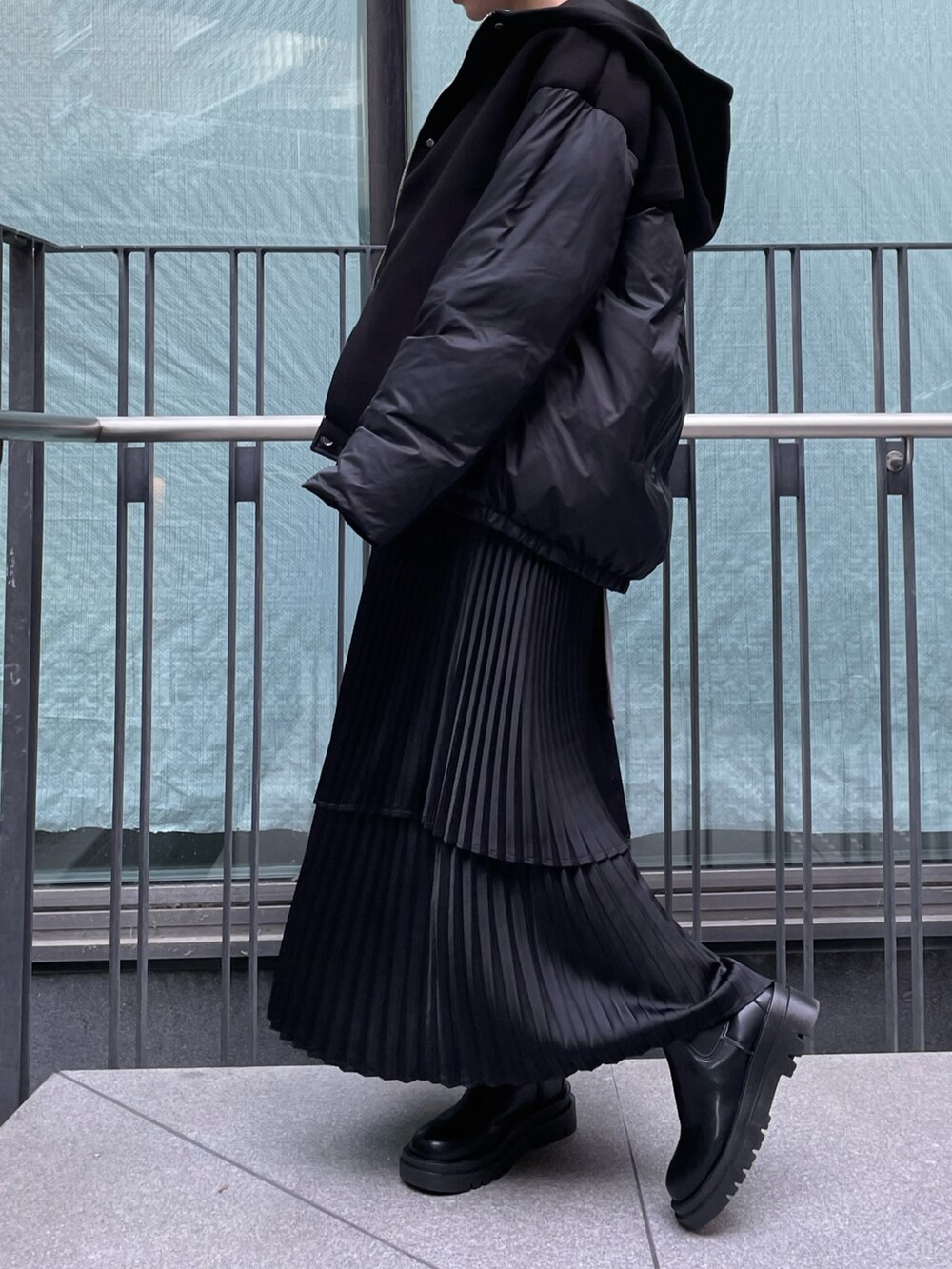 グレー系のワンピース、ブラック系のダウンジャケット/コート、ブラック系の財布を着用したレディースの冬コーディネートの8枚目の写真