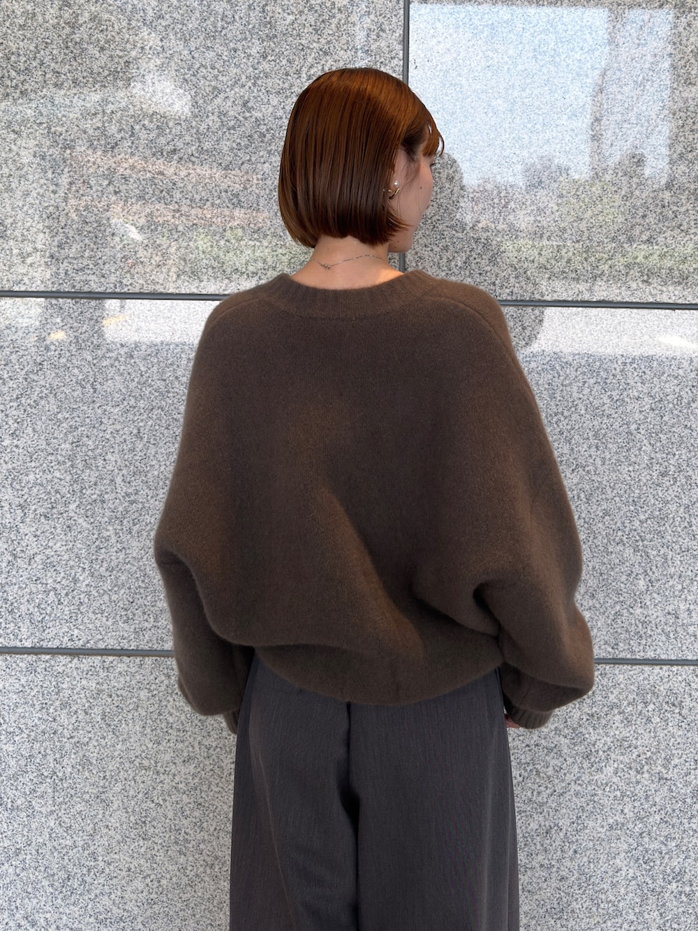 ブラウン系のカーディガン/ボレロ、グレー系のその他パンツ、シルバー系のパンプスを着用したレディースの夏コーディネートの4枚目の写真