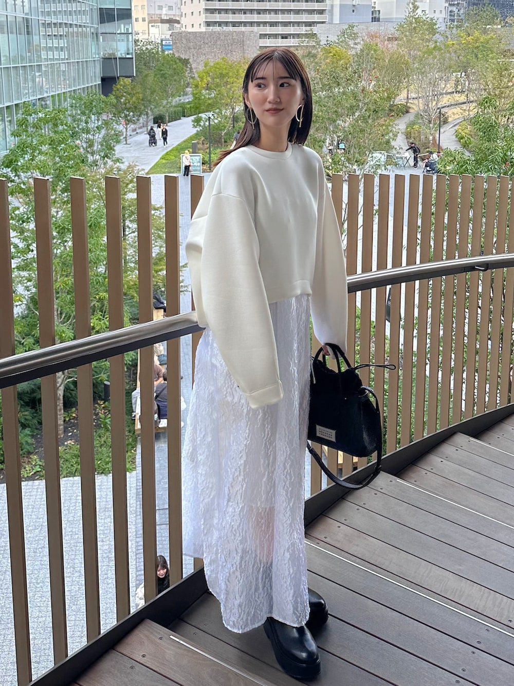 ホワイト系のワンピース、ホワイト系のスウェットを着用したレディースの秋コーディネートの2枚目の写真