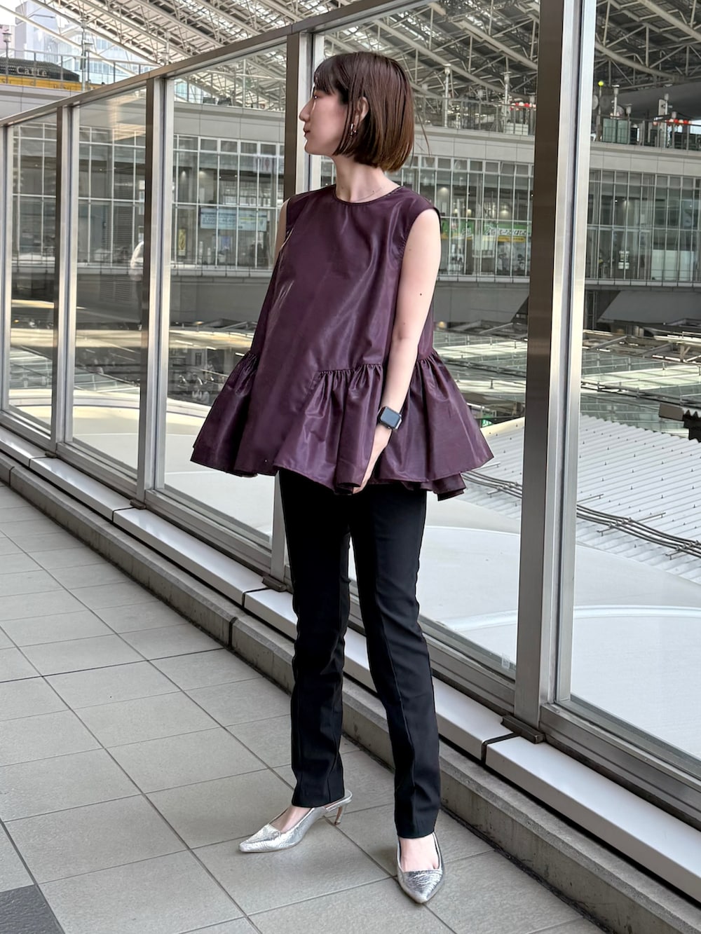 レッド系のシャツ/ブラウス、ブラック系のその他パンツ、シルバー系のパンプスを着用したレディースの夏コーディネートの3枚目の写真