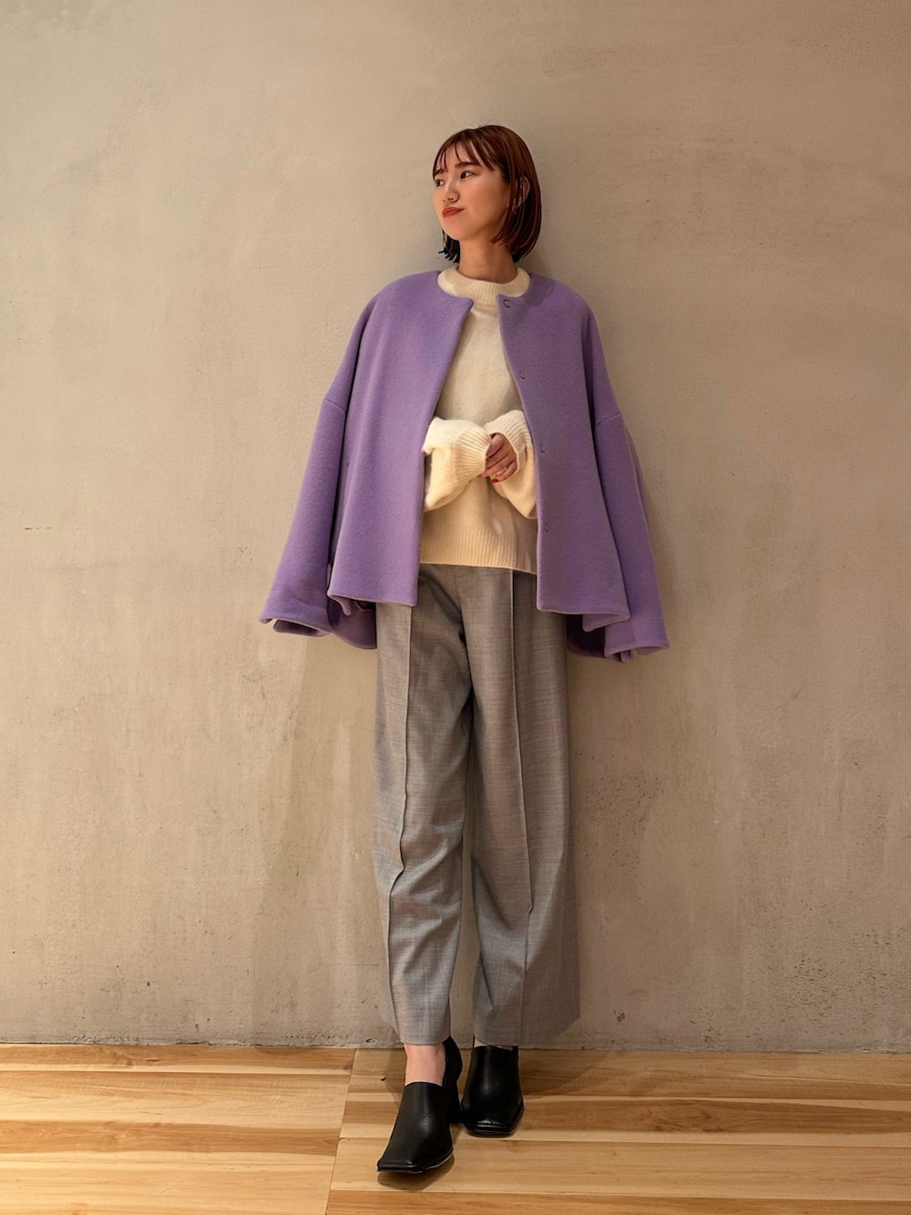 ホワイト系のニット/セーター、グレー系のその他パンツ、ブラック系のブーティを着用したレディースの秋コーディネートの8枚目の写真