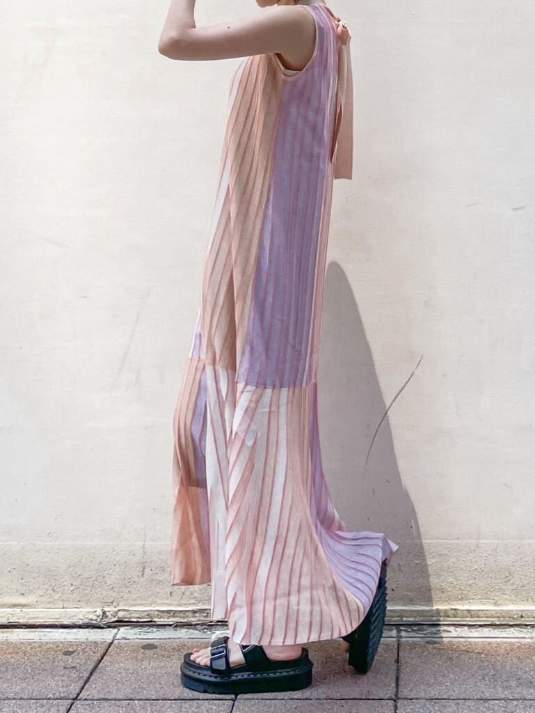 オレンジ系のワンピース、ブラック系のその他シューズを着用したレディースの夏コーディネートの6枚目の写真