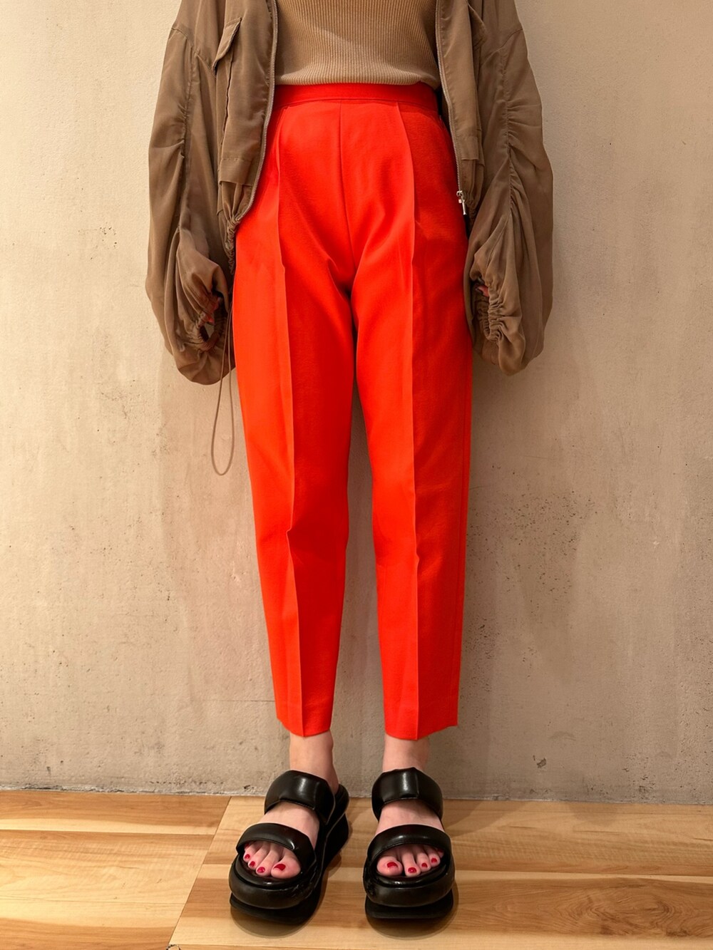 レッド系のその他パンツ、ベージュ系のタンクトップ、ブラウン系のブルゾンを着用したレディースの春コーディネートの8枚目の写真