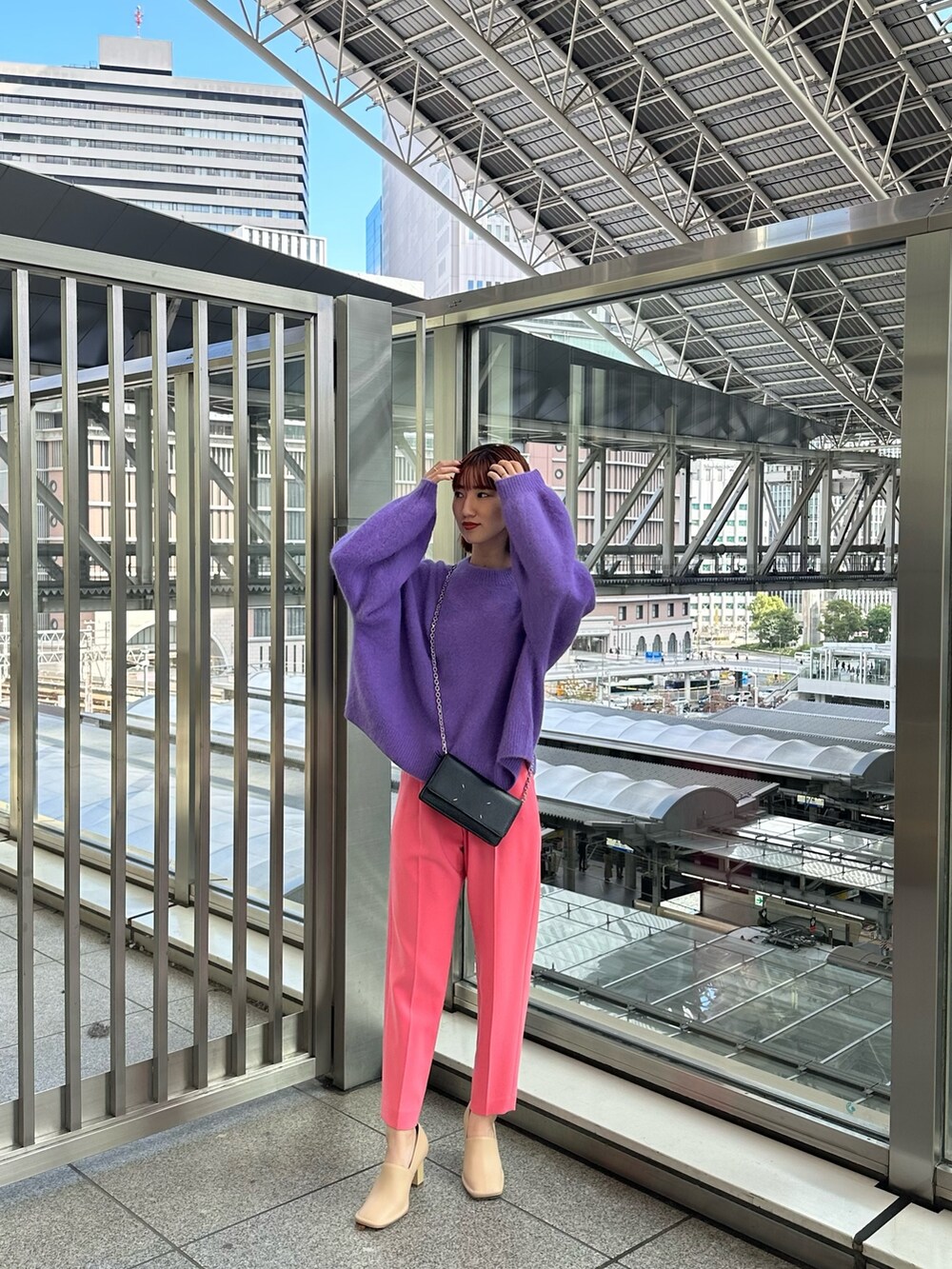 パープル系のニット/セーター、ベージュ系のノーカラージャケット、ブラック系のショルダーバッグを着用したレディースの秋コーディネートの4枚目の写真