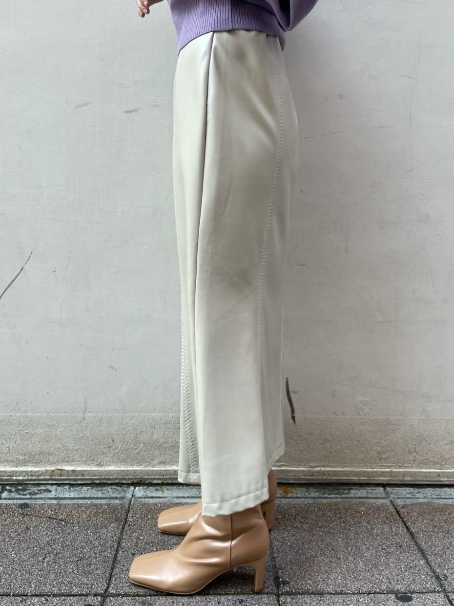 ホワイト系のスカート、ベージュ系のその他シューズ、パープル系のニット/セーターを着用したレディースの夏コーディネートの6枚目の写真