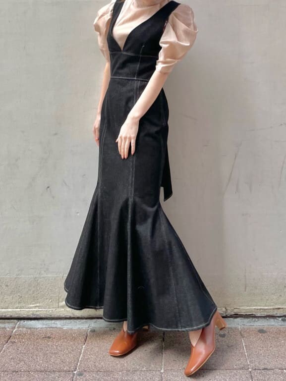 ブラック系のワンピース、ブラック系のブルゾン、ブラウン系のパンプスを着用したレディースの春コーディネートの2枚目の写真