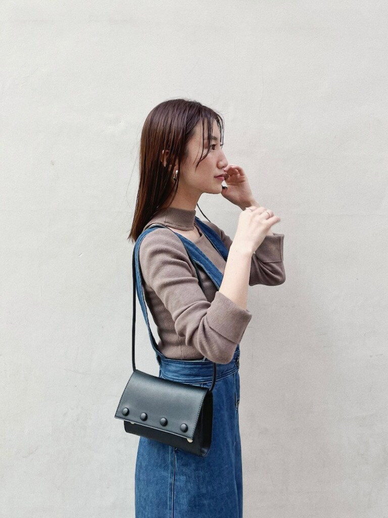 ブルー系のスカート、ブラック系のハンドバッグ、ブラウン系のニット/セーターを着用したレディースの冬コーディネートの5枚目の写真