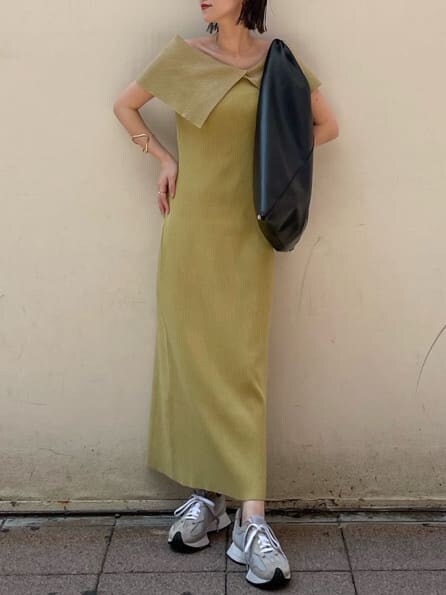 イエロー系のワンピース、ゴールド系のブレスレットを着用したレディースの夏コーディネートの7枚目の写真