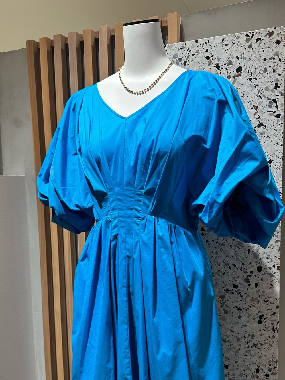 ブラック系のワンピースを着用したレディースの春コーディネートの10枚目の写真