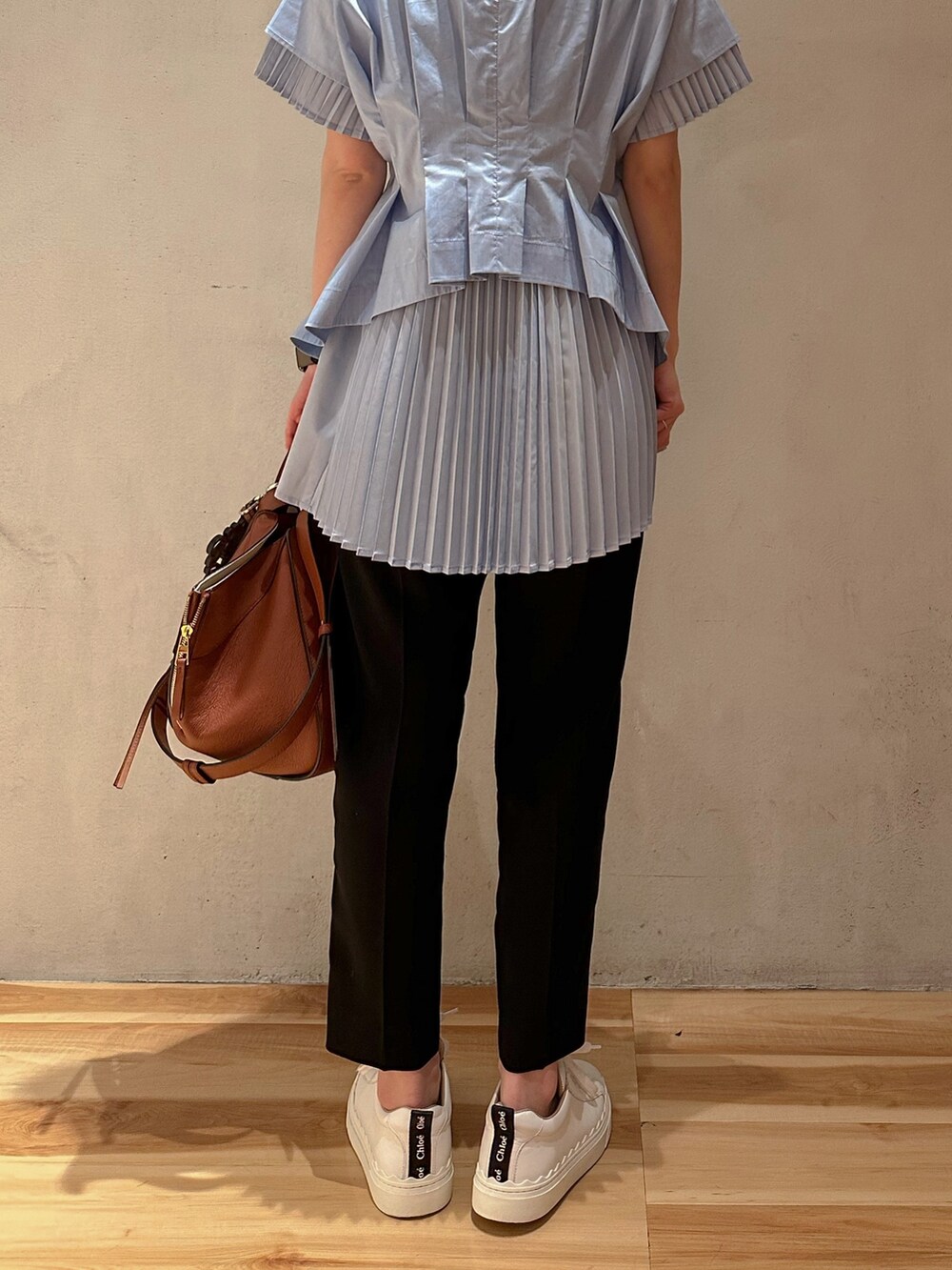 ブルー系のシャツ/ブラウス、ブラック系のその他パンツ、ホワイト系のスニーカーを着用したレディースの春コーディネートの5枚目の写真