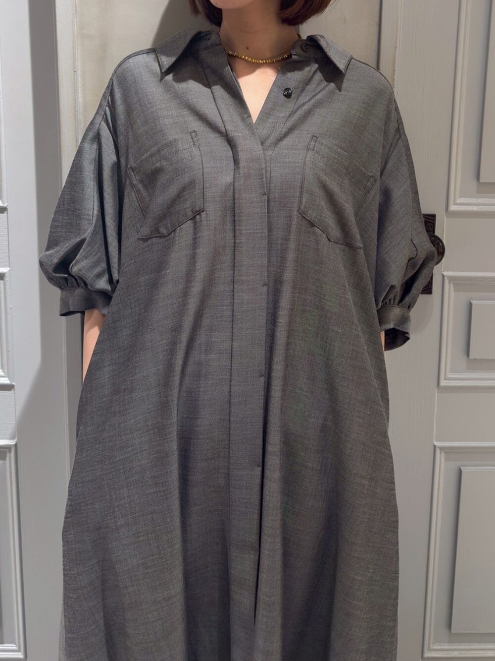 ブラック系のパンプス、グレー系のワンピースを着用したレディースの春コーディネートの4枚目の写真