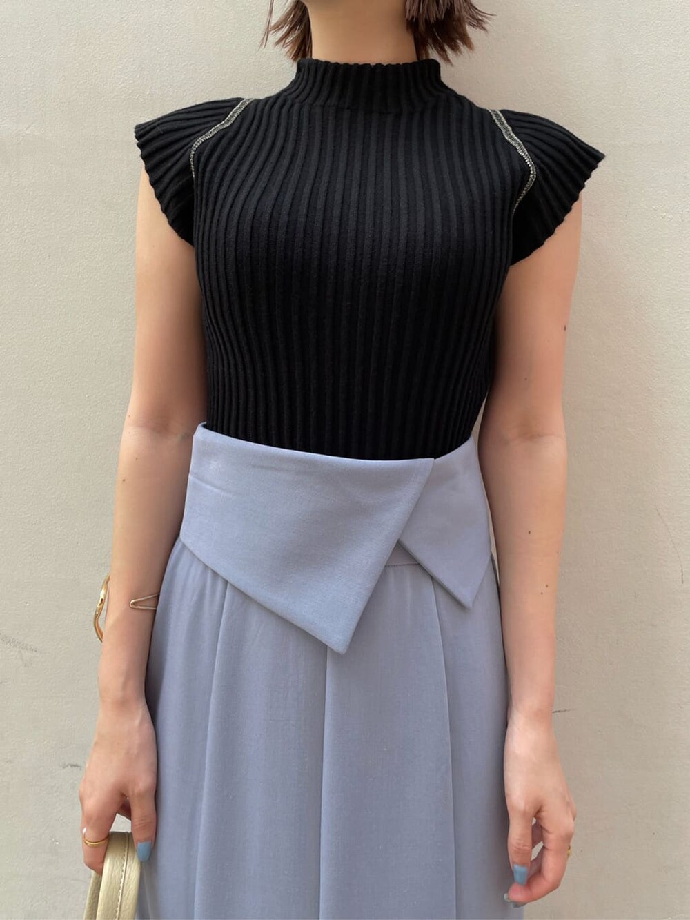 ブルー系のスカート、ブラック系のニット/セーターを着用したレディースの夏コーディネートの4枚目の写真