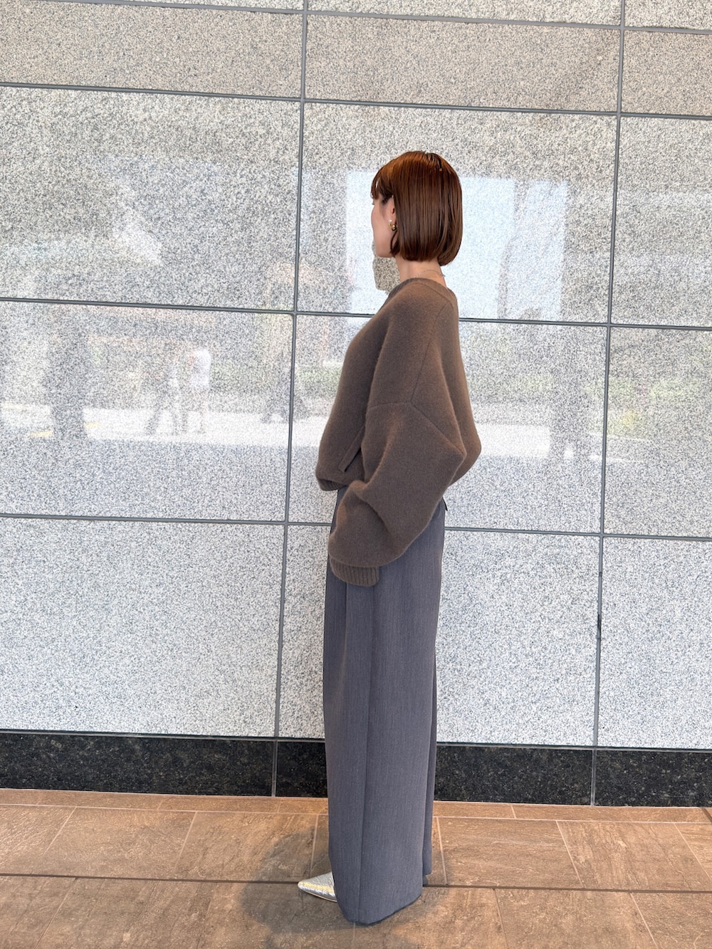 ブラウン系のカーディガン/ボレロ、グレー系のその他パンツ、シルバー系のパンプスを着用したレディースの夏コーディネートの7枚目の写真