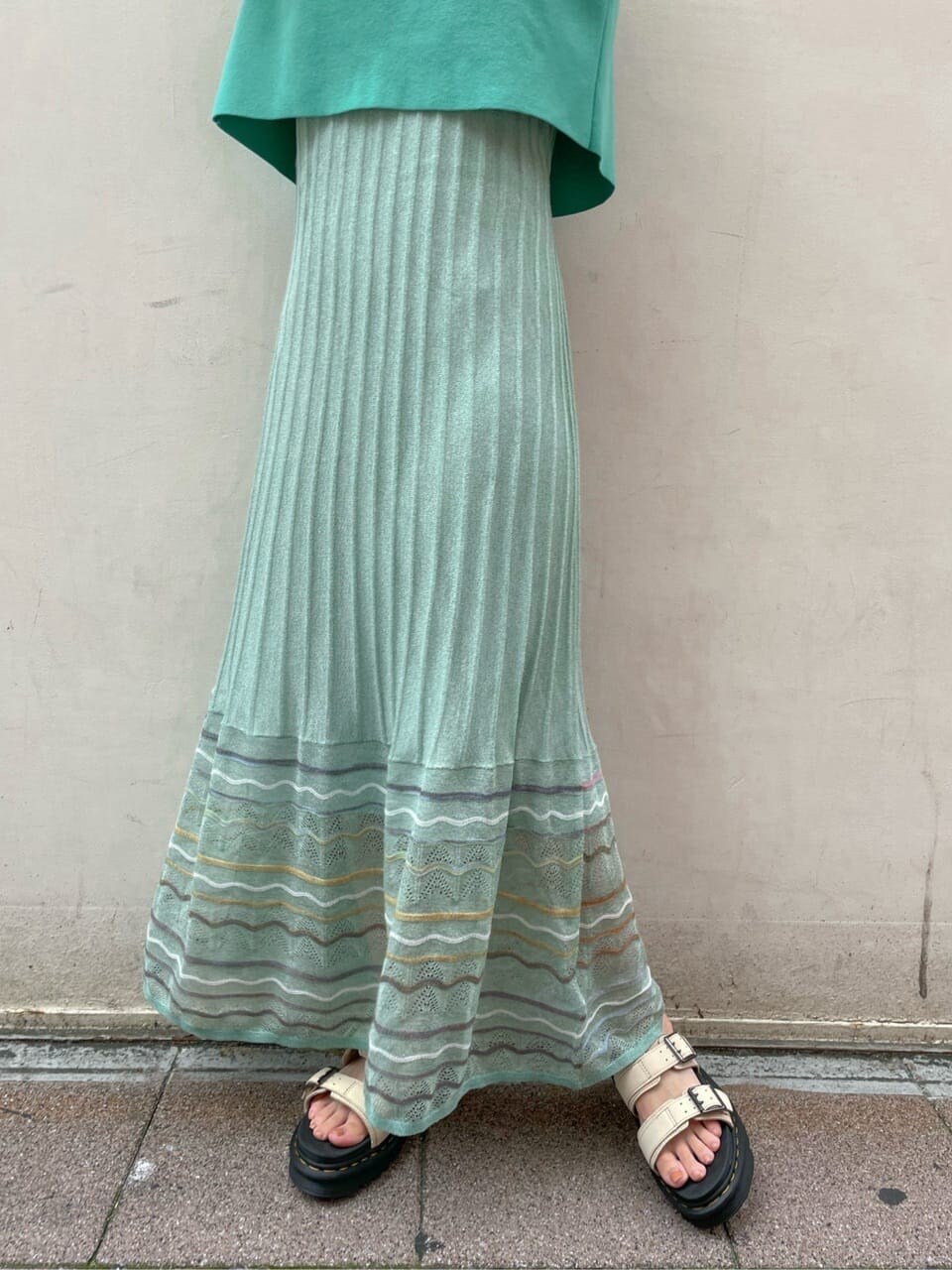 グリーン系のワンピース、ベージュ系のサンダルを着用したレディースの夏コーディネートの8枚目の写真