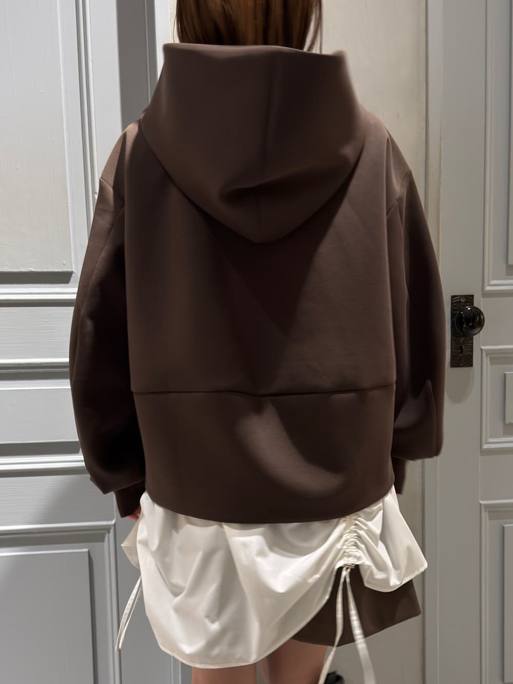 ブラウン系のパーカー、ブラウン系のその他パンツを着用したレディースの冬コーディネートの9枚目の写真