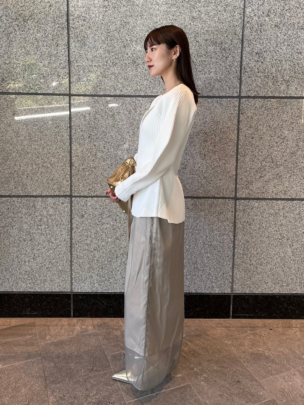 ホワイト系のカーディガン/ボレロ、ベージュ系のスカート、シルバー系のサンダルを着用したレディースの秋コーディネートの4枚目の写真