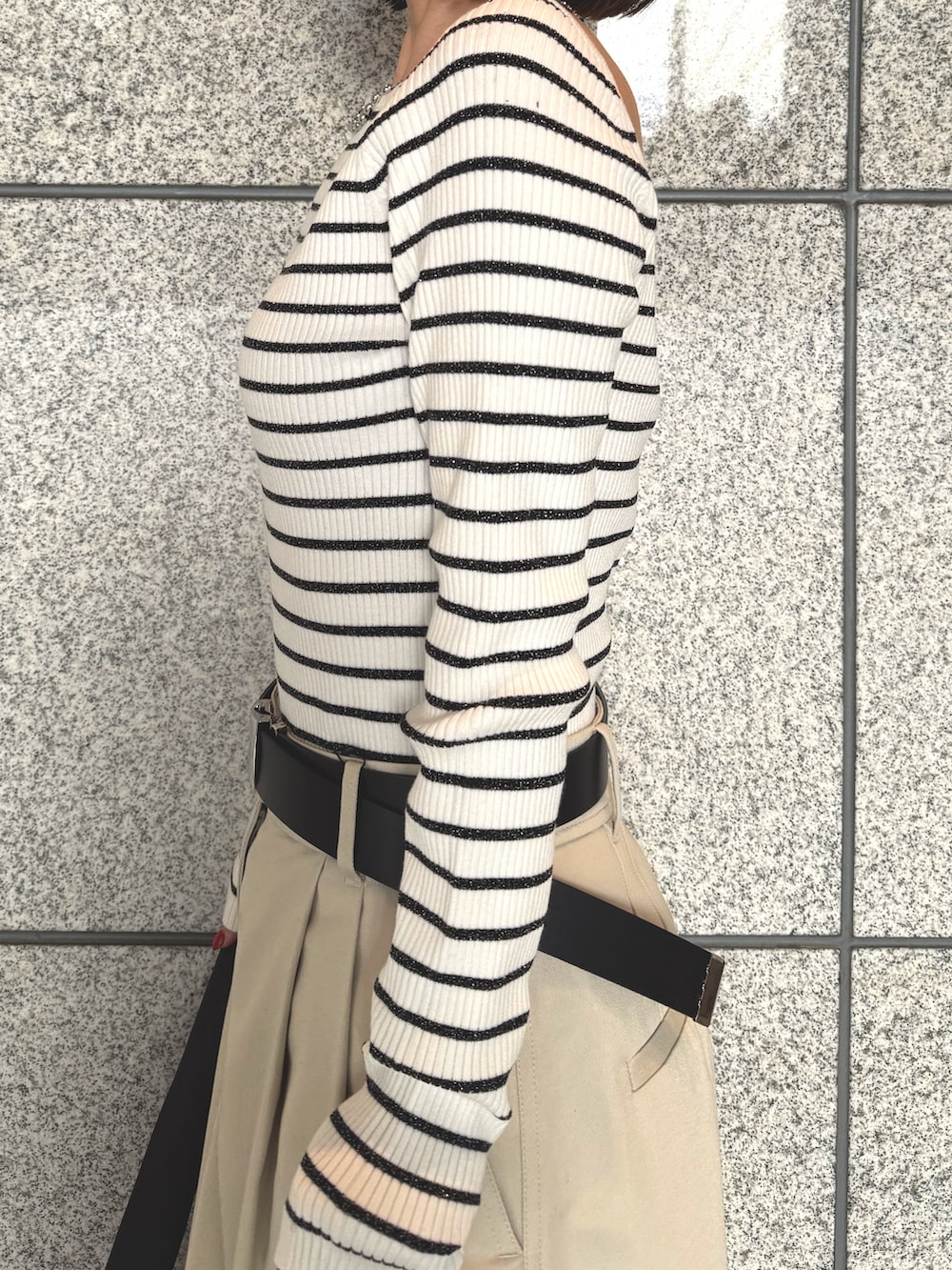 ホワイト系のその他パンツ、ブラック系のハンドバッグ、その他のニット/セーターを着用したレディースの春コーディネートの6枚目の写真