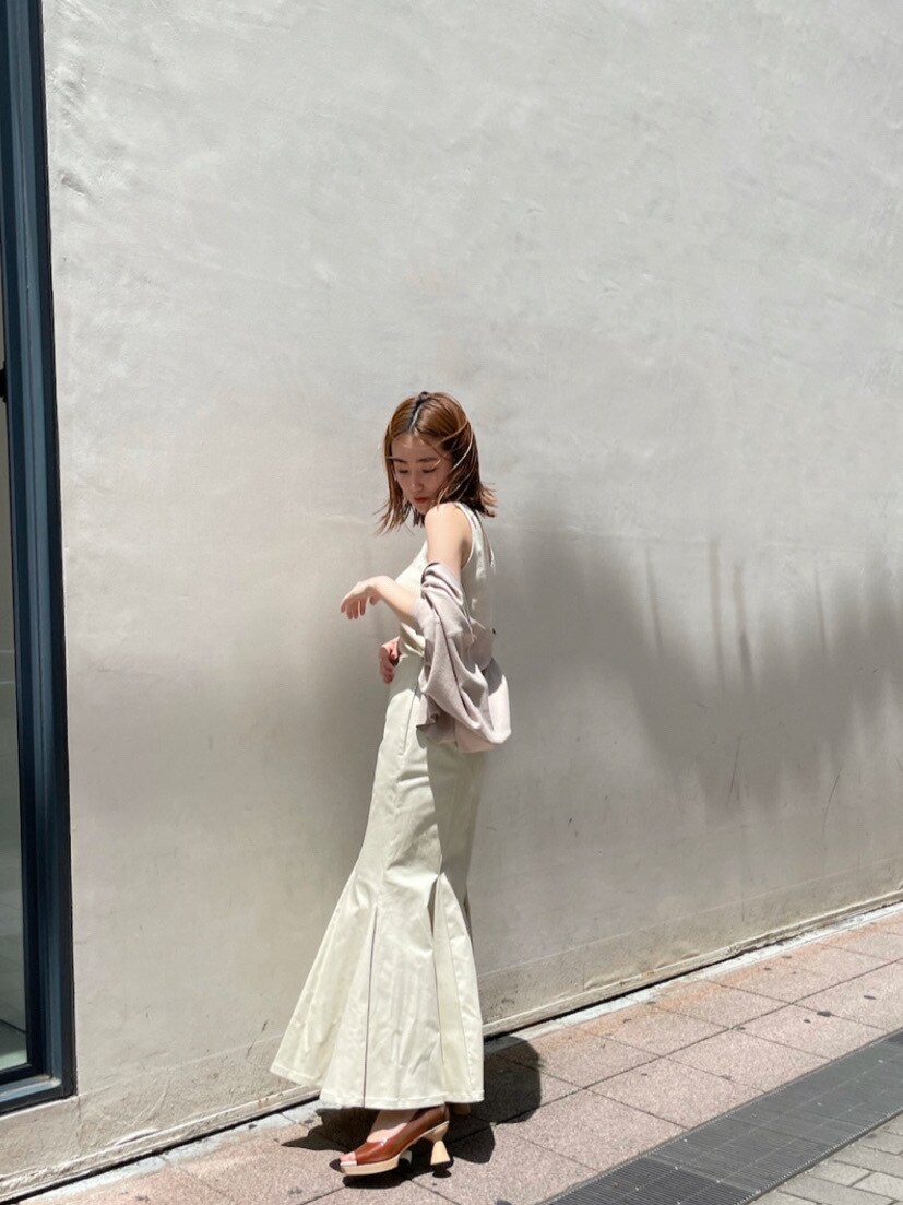 ブラウン系のパンプス、ホワイト系のスカート、ホワイト系のTシャツ/カットソーを着用したレディースの夏コーディネートの2枚目の写真